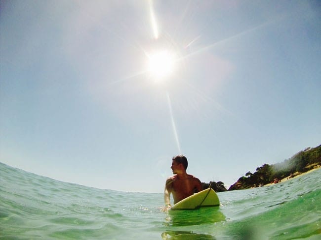 Colombiano estudiando en Australia Chico surfeando en Gold Coast
